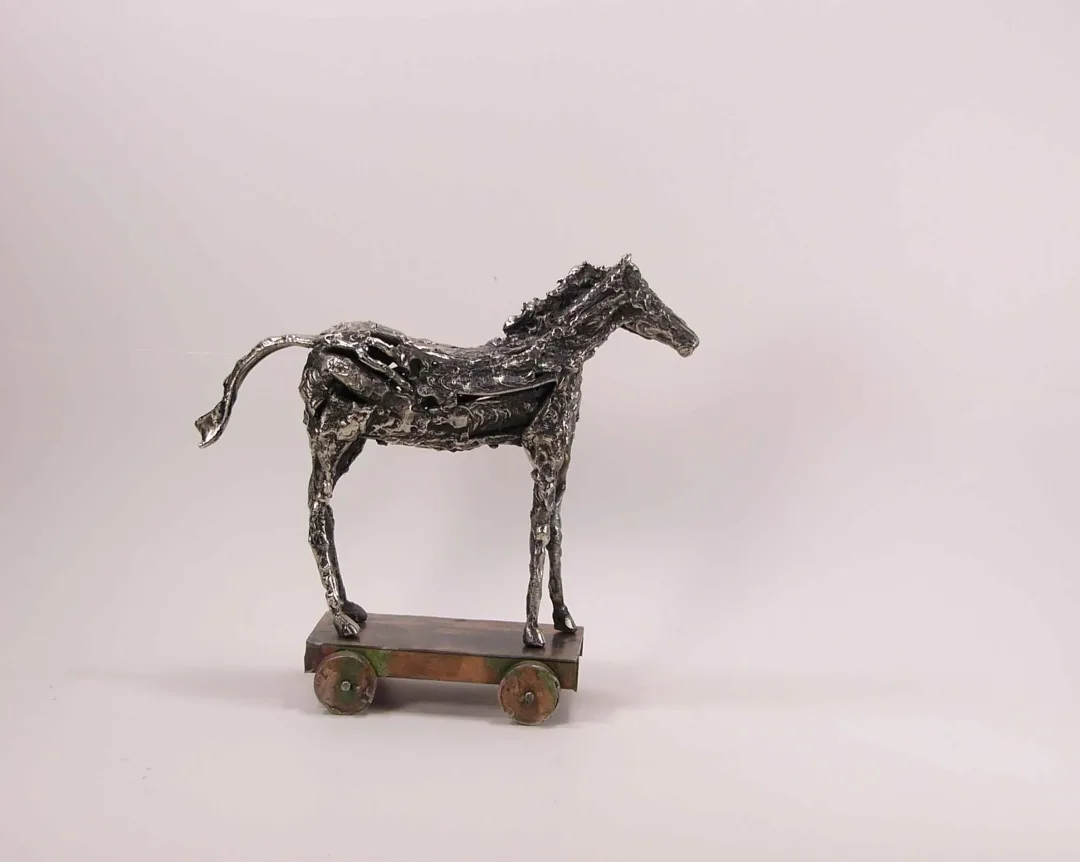 "İsimsiz" eseri ÖZER AKTAŞ tarafından 2016 yılında 23x20x8 cm ölçülerinde Demir yontu tekniği ile yapılmıştır.