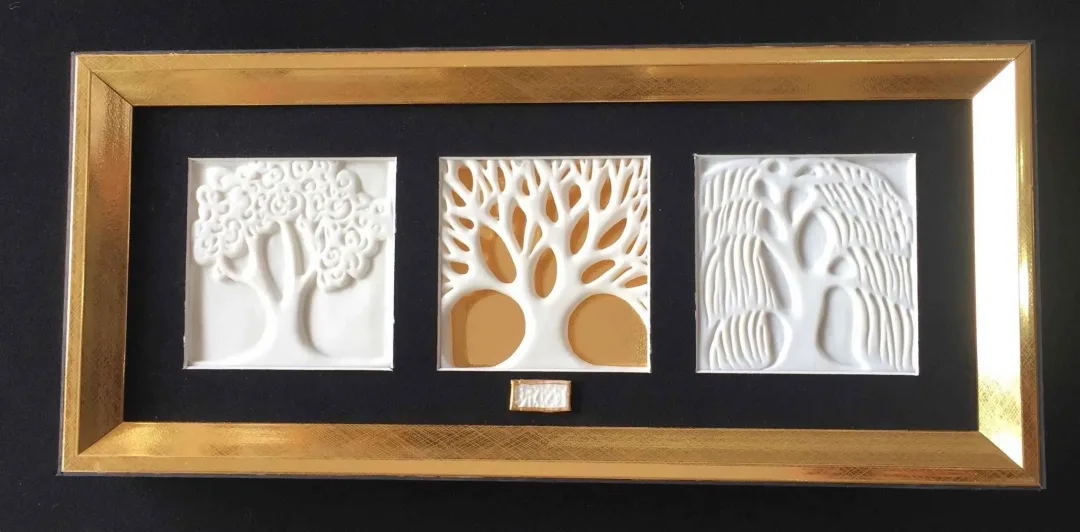 yakınlaştır "Üçlü Ağaç- I" eseri SEYHAN YILMAZ tarafından 2017 yılında 40x18x5 cm ölçülerinde Döküm ve Elle Şekillendirme, Porselen, 1200 °C tekniği ile yapılmıştır.