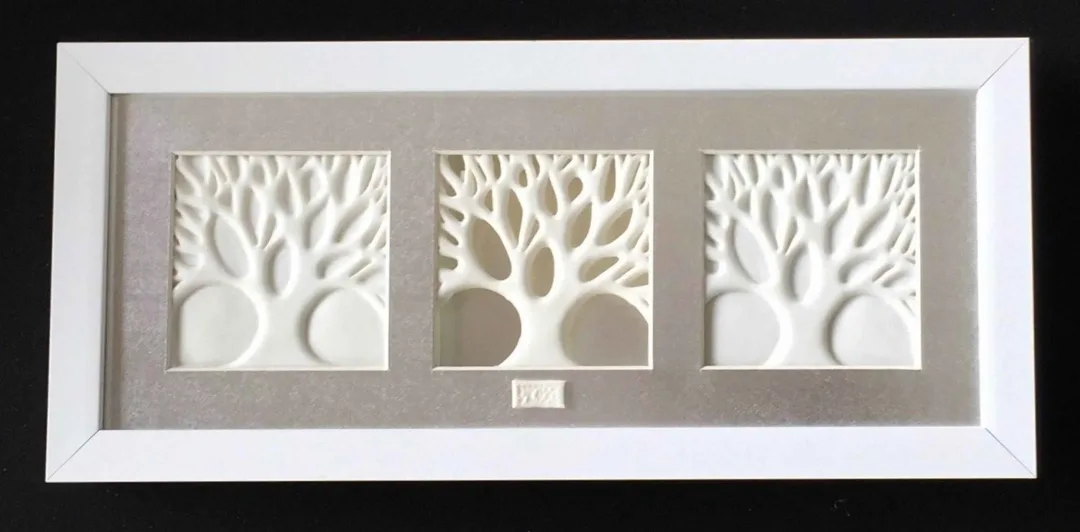 yakınlaştır "Çınarlar" eseri SEYHAN YILMAZ tarafından 2017 yılında 38.5x17x3.5 cm ölçülerinde Döküm ve Elle Şekillendirme, Porselen, 1200 °C tekniği ile yapılmıştır.