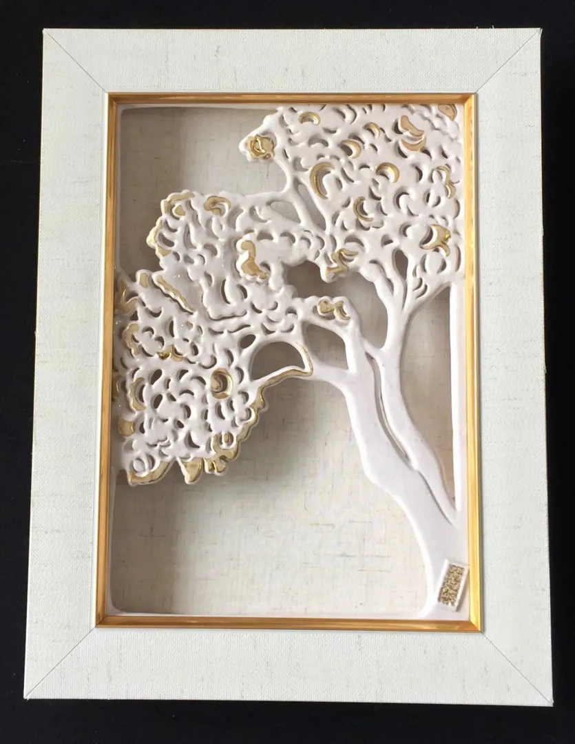 yakınlaştır "Dilek Ağacı-II" eseri SEYHAN YILMAZ tarafından 2017 yılında 16x16x4.5 cm ölçülerinde Döküm ve Elle Şekillendirme, 1100°C tekniği ile yapılmıştır.