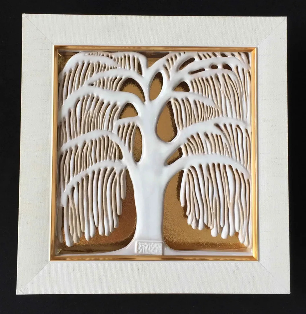 yakınlaştır "Salkım Söğüt-I" eseri SEYHAN YILMAZ tarafından 2017 yılında 28x29x4 cm ölçülerinde Dökümle ve Elle Şekillendirme, 1000 °C tekniği ile yapılmıştır.
