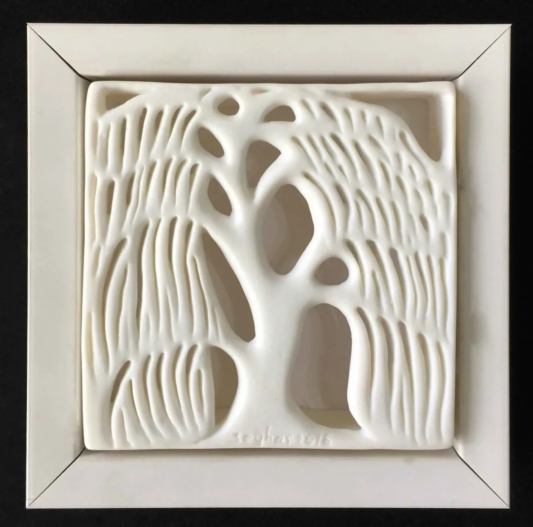 yakınlaştır "Salkım Söğüt V" eseri SEYHAN YILMAZ tarafından 2016 yılında 12x12x4 cm ölçülerinde Porselen, Dökümle ve Elle Şekillendirme, 1200°C tekniği ile yapılmıştır.