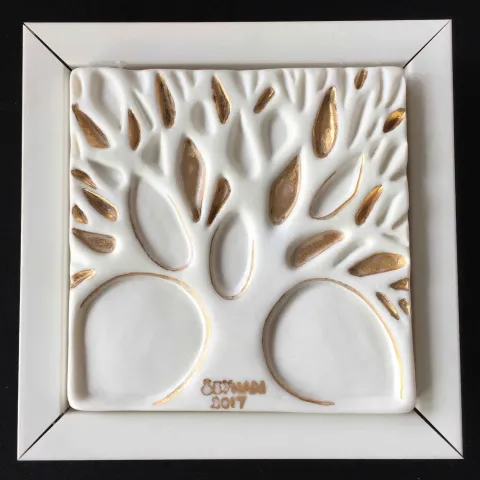 "Çınar Ağacı-IV" eseri SEYHAN YILMAZ tarafından 2017 yılında 12.5x12.5x5 cm ölçülerinde Porselen, Dökümle Şekillendirme, 1200°C tekniği ile yapılmıştır.