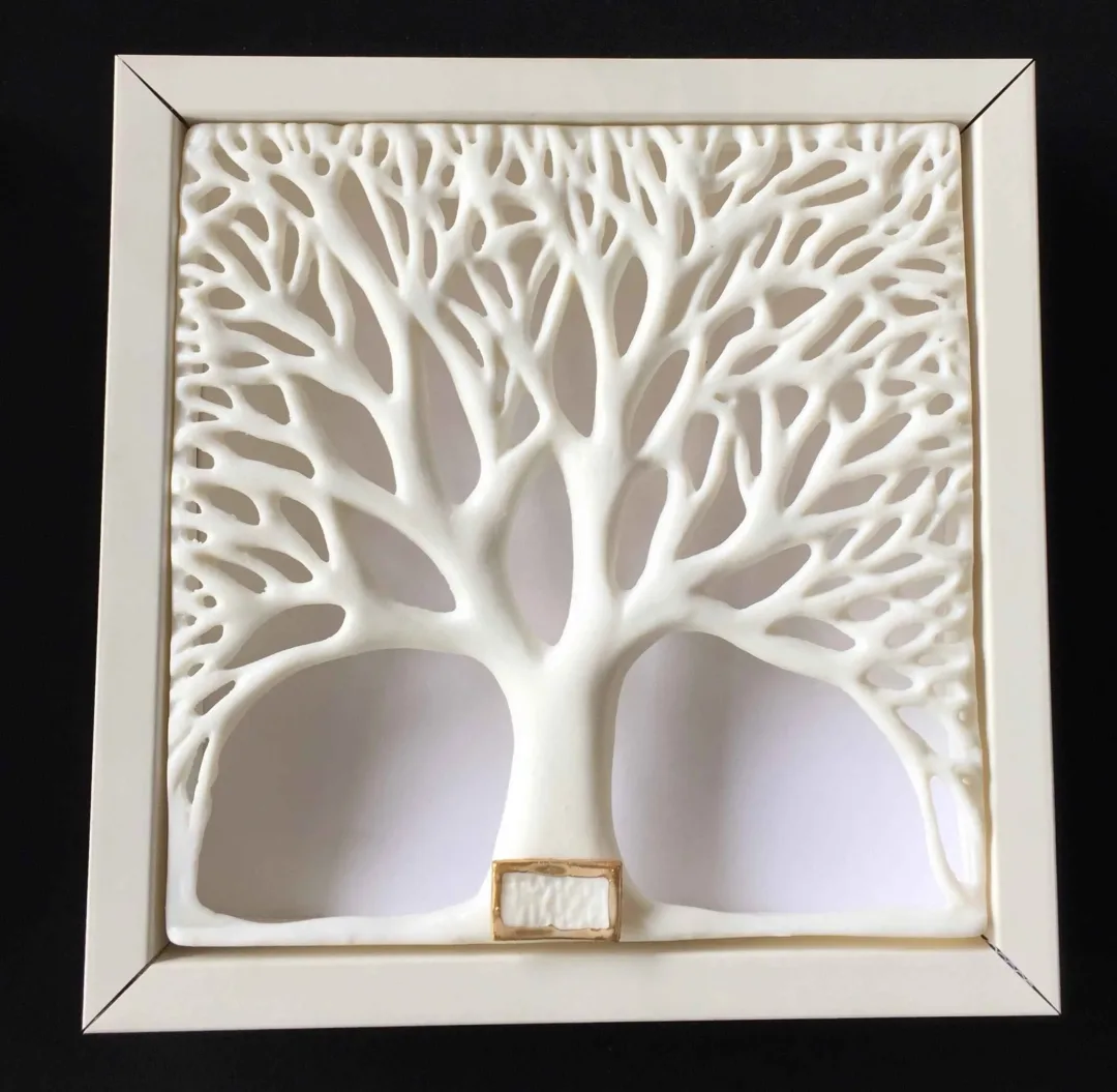 yakınlaştır "Çınar Ağacı-I" eseri SEYHAN YILMAZ tarafından 2017 yılında 19.5x19.5x4 cm ölçülerinde Porselen, Dökümle ve Elle Şekillendirme, Porselen, 1200 °C tekniği ile yapılmıştır.
