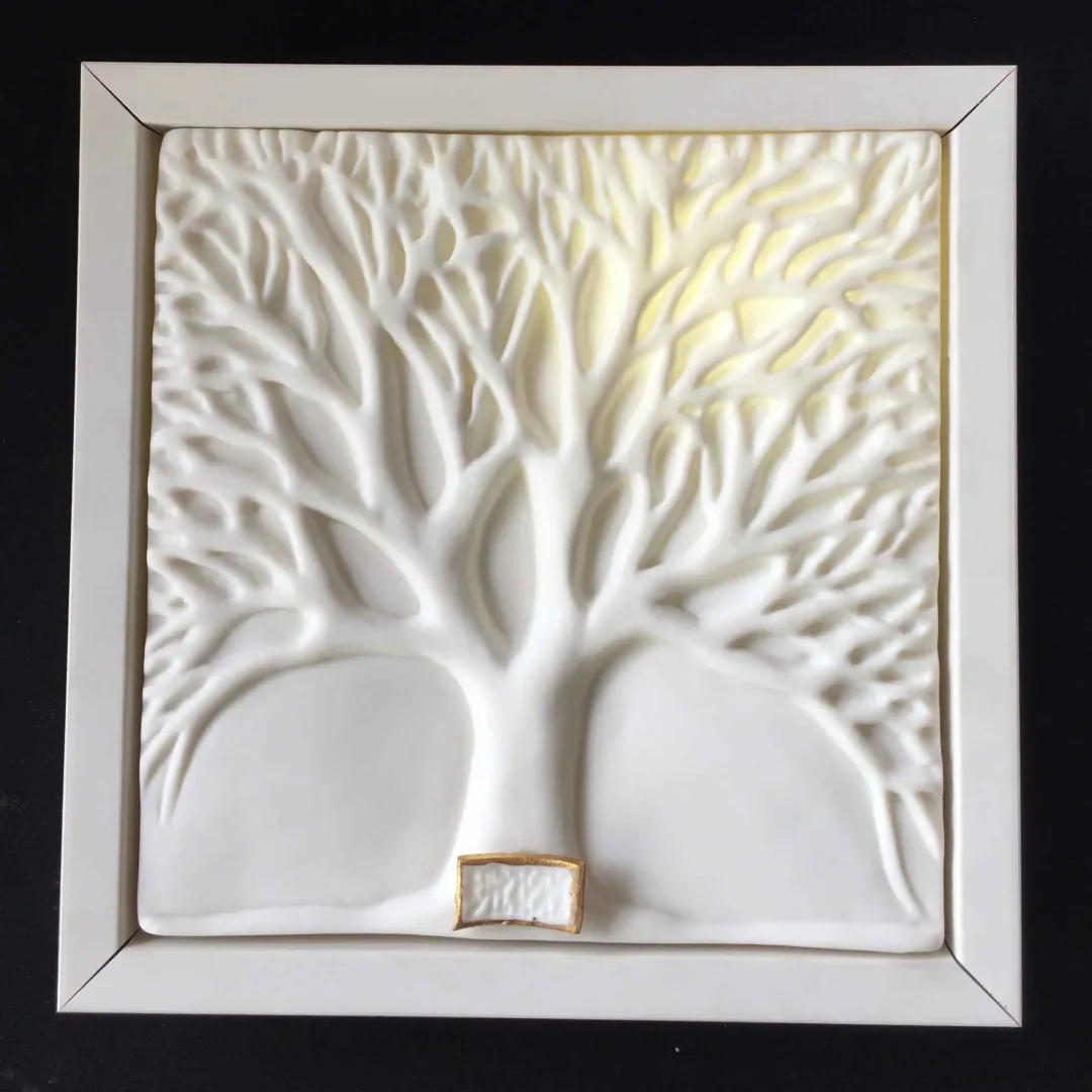 yakınlaştır "Çınar Ağacı-II" eseri SEYHAN YILMAZ tarafından 2017 yılında 19.5x19.5x4 cm ölçülerinde Dökümle Şekillendirme, Porselen, 1200 °C tekniği ile yapılmıştır.