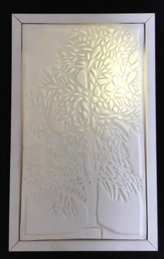 yakınlaştır "Kayın Ağacı-IV" eseri SEYHAN YILMAZ tarafından 2017 yılında 20x32x3.5 cm ölçülerinde Porselen, Dökümle Şekillendirme, 1200 °C tekniği ile yapılmıştır.