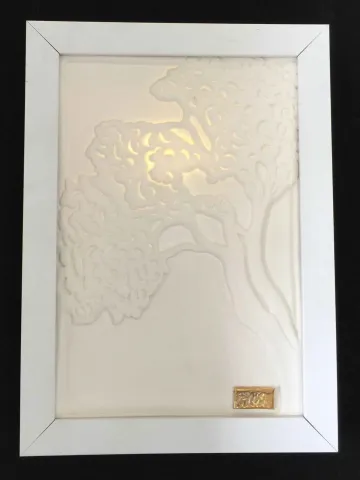 "Dilek Ağacı-III" eseri SEYHAN YILMAZ tarafından 2017 yılında 26x19x3 cm ölçülerinde Porselen, Dökümle Şekillendirme, 1200°C tekniği ile yapılmıştır.