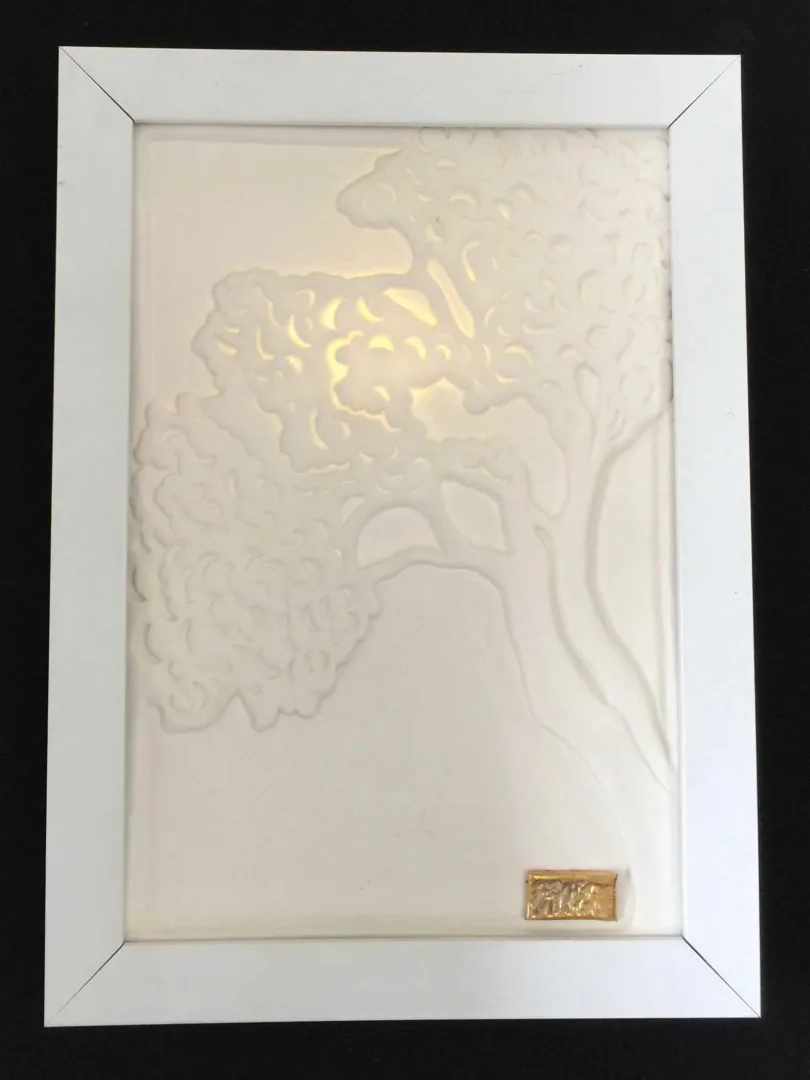 yakınlaştır "Dilek Ağacı-III" eseri SEYHAN YILMAZ tarafından 2017 yılında 26x19x3 cm ölçülerinde Porselen, Dökümle Şekillendirme, 1200°C tekniği ile yapılmıştır.