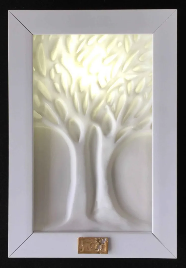 yakınlaştır "Gün Batarken-II" eseri SEYHAN YILMAZ tarafından 2017 yılında 14x20x3.5 cm ölçülerinde Porselen, Dökümle Şekillendirme, 1200°C tekniği ile yapılmıştır.