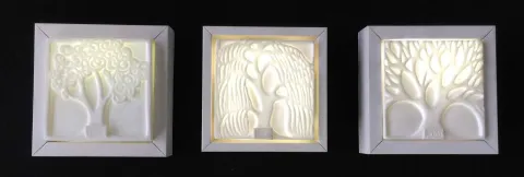 "Üçlü Ağaç-II" eseri SEYHAN YILMAZ tarafından 2017 yılında 12x12x5 cm ölçülerinde 3 adet Porselen, Dökümle Şekillendirme, 1200°C tekniği ile yapılmıştır.
