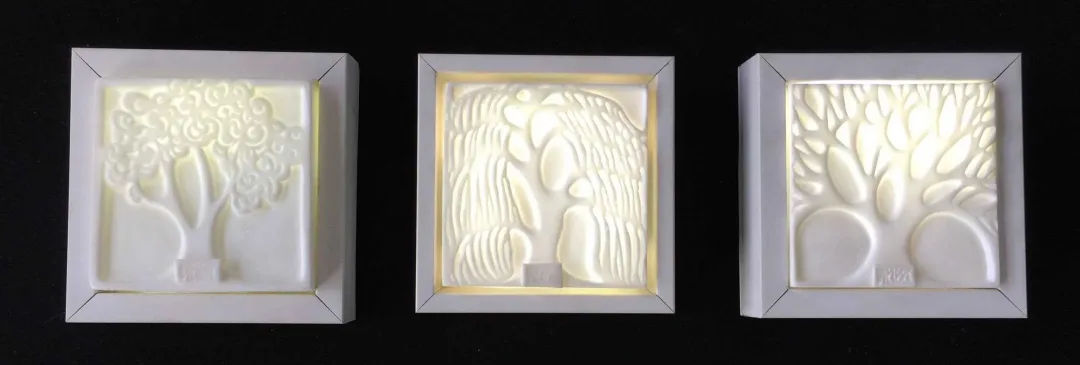 "Üçlü Ağaç-II" eseri SEYHAN YILMAZ tarafından 2017 yılında 12x12x5 cm ölçülerinde 3 adet Porselen, Dökümle Şekillendirme, 1200°C tekniği ile yapılmıştır.