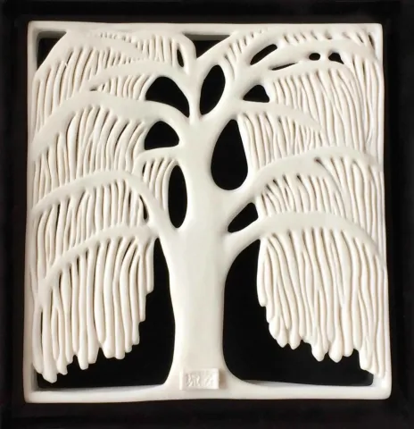 "Salkım Söğüt-VI" eseri SEYHAN YILMAZ tarafından 2017 yılında 22.5x23.5x5 cm ölçülerinde Porselen, Dökümle ve Elle Şekillendirme, 1200°C tekniği ile yapılmıştır.