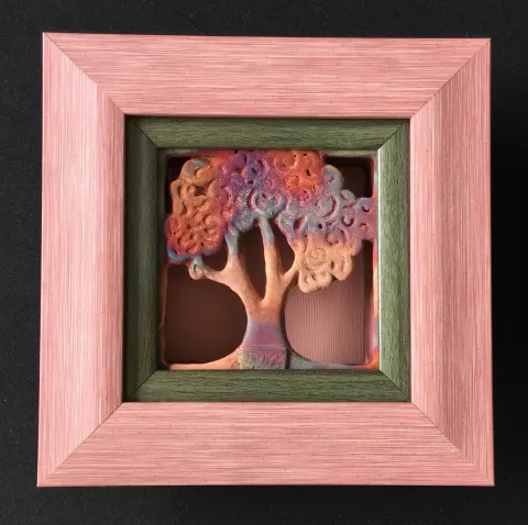 "Bahar Serisi-I" eseri SEYHAN YILMAZ tarafından 2017 yılında 20.5x20.5x5 cm ölçülerinde Döküm ve Elle Şekillendirme, Bakır Matı Redüksiyon, 1000°C tekniği ile yapılmıştır.
