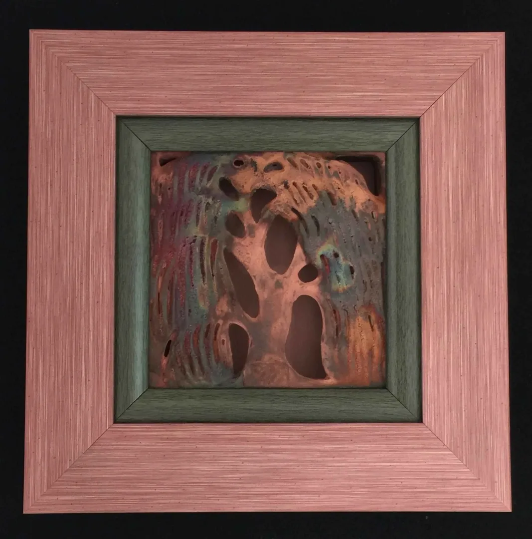 yakınlaştır "Bahar Serisi-II" eseri SEYHAN YILMAZ tarafından 2017 yılında 20.5x20.5x4 cm ölçülerinde Döküm ve Elle Şekillendirme, Bakır Matı Redüksiyon, 1000°C tekniği ile yapılmıştır.
