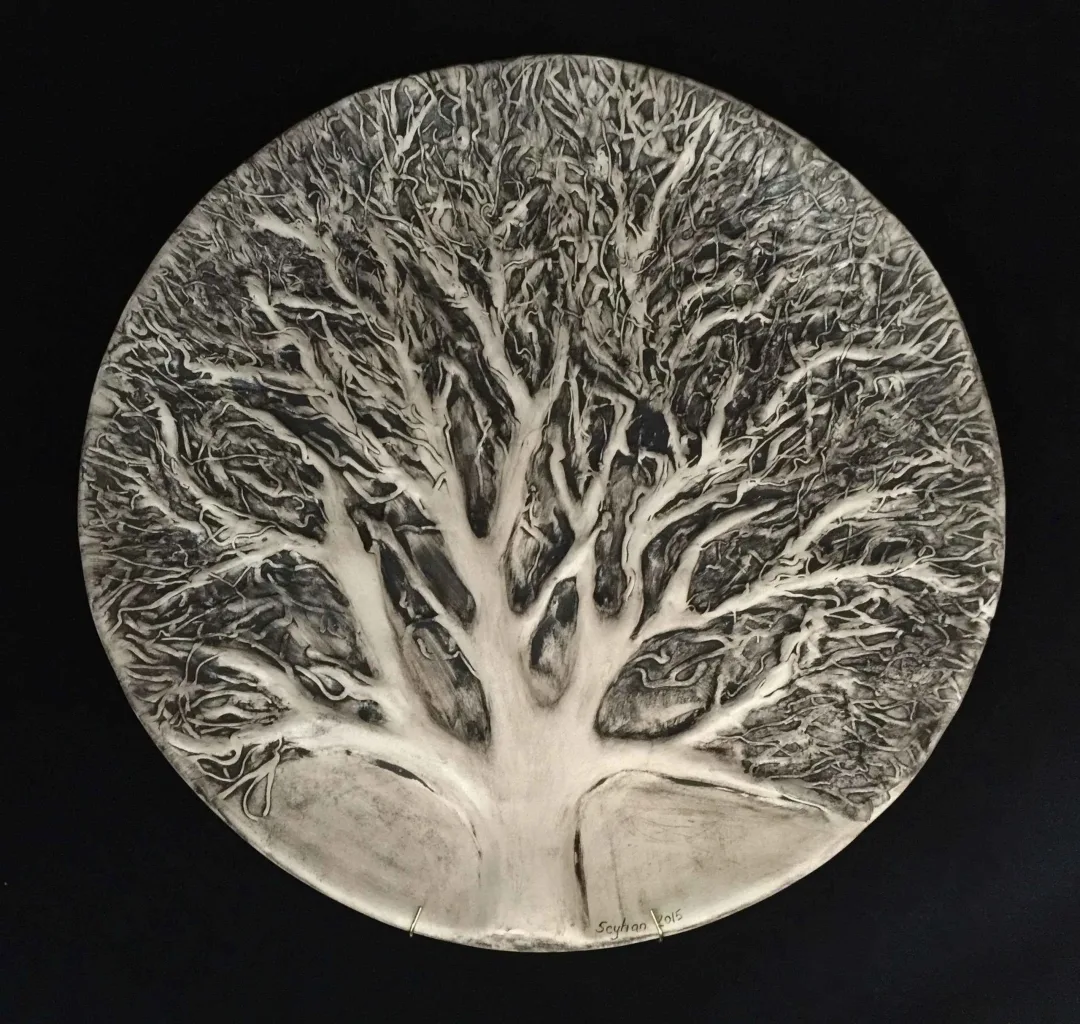 "Sonbahar" eseri SEYHAN YILMAZ tarafından 2015 yılında 38x4 cm ölçülerinde Vakumlu Kil, Elle Şekillendirme, 1000 °C tekniği ile yapılmıştır.