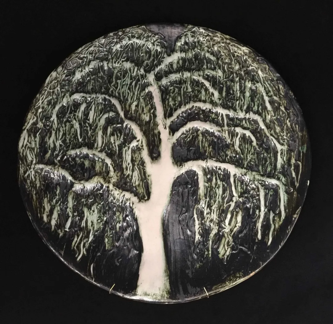yakınlaştır "Söğüt" eseri SEYHAN YILMAZ tarafından 2015 yılında 38x4 cm ölçülerinde Vakumlu Kil, Elle Şekillendirme, 1000 °C tekniği ile yapılmıştır.