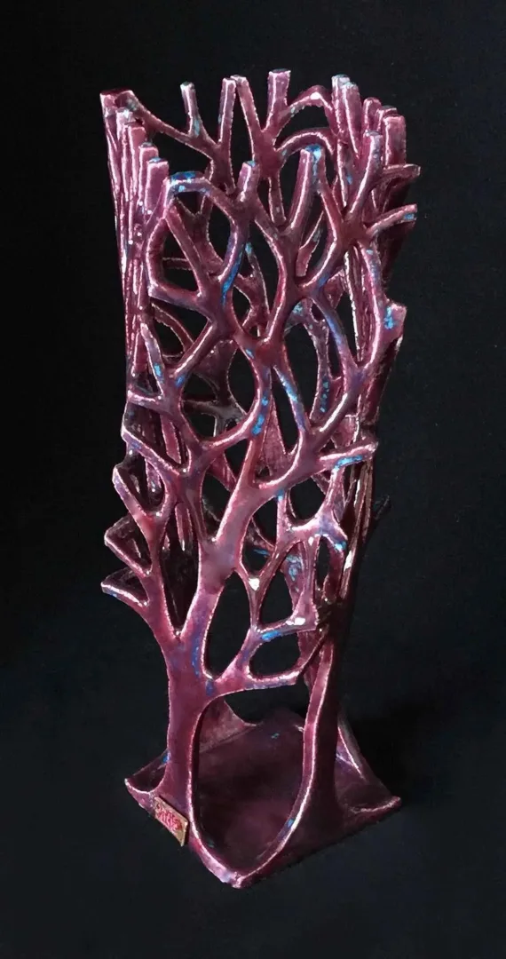 "Erguvanlar -II" eseri SEYHAN YILMAZ tarafından 2017 yılında 12.5x12.5x29 cm ölçülerinde Vakumlu Kil, Elle Şekillendirme, 1000 °C tekniği ile yapılmıştır.