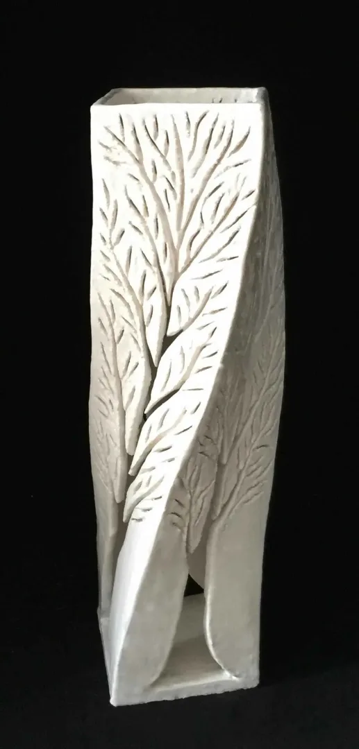 yakınlaştır "Fidan-I" eseri SEYHAN YILMAZ tarafından 2017 yılında 12x33x12 cm ölçülerinde Şamotlu Kil, Elle Şekillendirme, 1100 °C tekniği ile yapılmıştır.