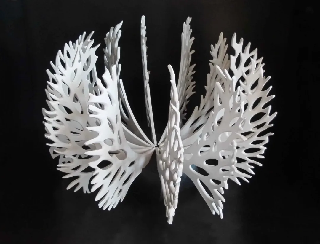 yakınlaştır "Hayat Ağacı" eseri SEYHAN YILMAZ tarafından 2014 yılında 42x26x29 cm ölçülerinde Vakumlu Kil, Elle Şekillendirme, 1100 °C tekniği ile yapılmıştır.