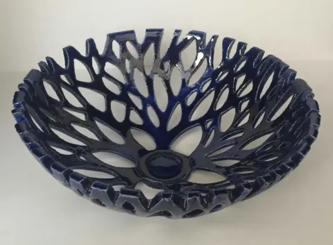 SEYHAN YILMAZ — “Gecede Dallar”, 2017 "Gecede Dallar" eseri SEYHAN YILMAZ tarafından 2017 yılında 23x8.5 cm ölçülerinde Şamotlu Kil, Torna ile Şekillendirme, 1000 °C tekniği ile yapılmıştır.