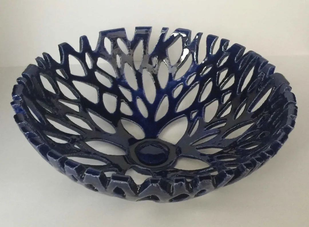 yakınlaştır "Gecede Dallar" eseri SEYHAN YILMAZ tarafından 2017 yılında 23x8.5 cm ölçülerinde Şamotlu Kil, Torna ile Şekillendirme, 1000 °C tekniği ile yapılmıştır.