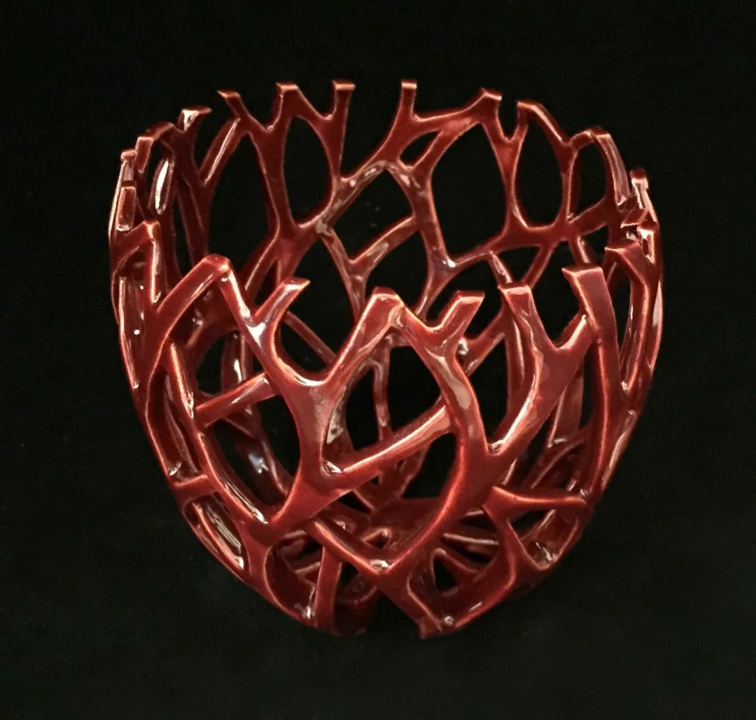 yakınlaştır "Erguvan Dalları" eseri SEYHAN YILMAZ tarafından 2017 yılında 12.5x13 cm ölçülerinde Vakumlu Kil, Torna ile Şekillendirme, 1000 °C tekniği ile yapılmıştır.