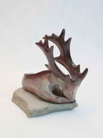 AYŞE ERGÜNER — “isimsiz”, 2017 "isimsiz" eseri AYŞE ERGÜNER tarafından 2017 yılında 20x15x20 cm ölçülerinde Beyaz Vakum Çamur, 1050 °C Sırlı Pişirim, Taş tekniği ile yapılmıştır.
