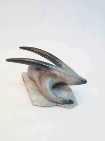 AYŞE ERGÜNER — “isimsiz”, 2017 "isimsiz" eseri AYŞE ERGÜNER tarafından 2017 yılında 20x13x11 cm ölçülerinde Beyaz Vakum Çamur, 1050 °C Sırlı Pişirim, Taş tekniği ile yapılmıştır.