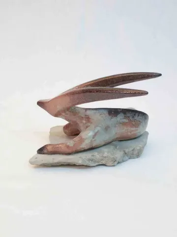 AYŞE ERGÜNER — “isimsiz”, 2017 "isimsiz" eseri AYŞE ERGÜNER tarafından 2017 yılında 20x15x14 cm ölçülerinde Beyaz Vakum Çamur, 1050 °C Sırlı Pişirim, Taş tekniği ile yapılmıştır.