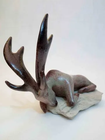 AYŞE ERGÜNER — “isimsiz”, 2017 "isimsiz" eseri AYŞE ERGÜNER tarafından 2017 yılında 24x15x20 cm ölçülerinde Beyaz Vakum Çamur, 1050 °C Sırlı Pişirim, Taş tekniği ile yapılmıştır.