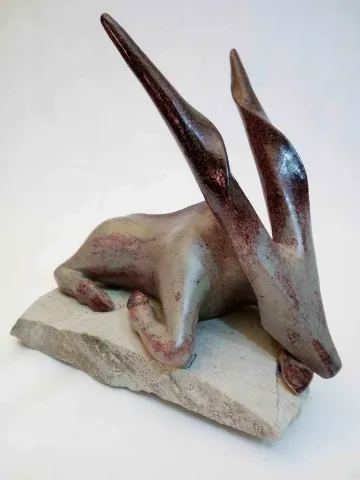 AYŞE ERGÜNER — “isimsiz”, 2017 "isimsiz" eseri AYŞE ERGÜNER tarafından 2017 yılında 21x15x19 cm ölçülerinde Beyaz Vakum Çamur, 1050 °C Sırlı Pişirim, Taş tekniği ile yapılmıştır.