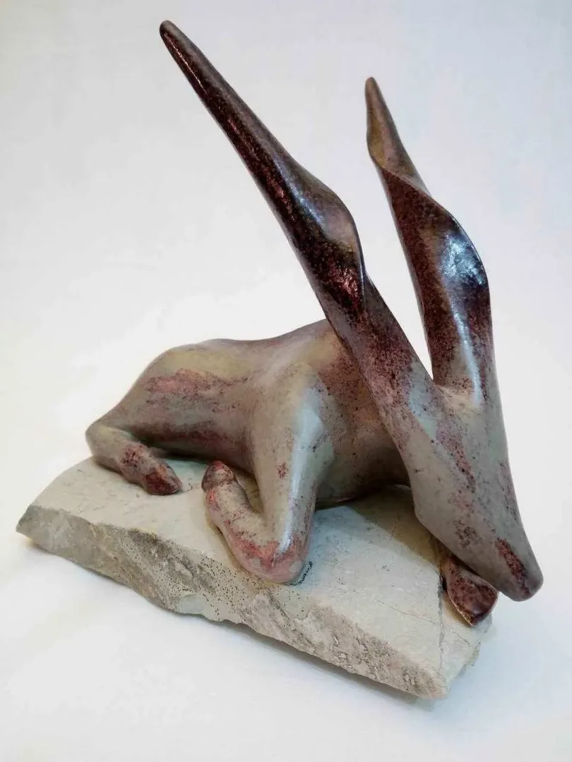 yakınlaştır "isimsiz" eseri AYŞE ERGÜNER tarafından 2017 yılında 21x15x19 cm ölçülerinde Beyaz Vakum Çamur, 1050 °C Sırlı Pişirim, Taş tekniği ile yapılmıştır.