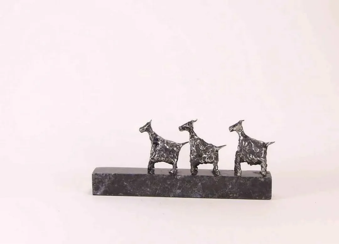 ÖZER AKTAŞ — “isimsiz”, 2017 "isimsiz" eseri ÖZER AKTAŞ tarafından 2017 yılında 3x7x15 cm ölçülerinde Demir yontu tekniği ile yapılmıştır.