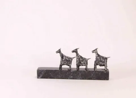 "isimsiz" eseri ÖZER AKTAŞ tarafından 2017 yılında 3x7x15 cm ölçülerinde Demir yontu tekniği ile yapılmıştır.