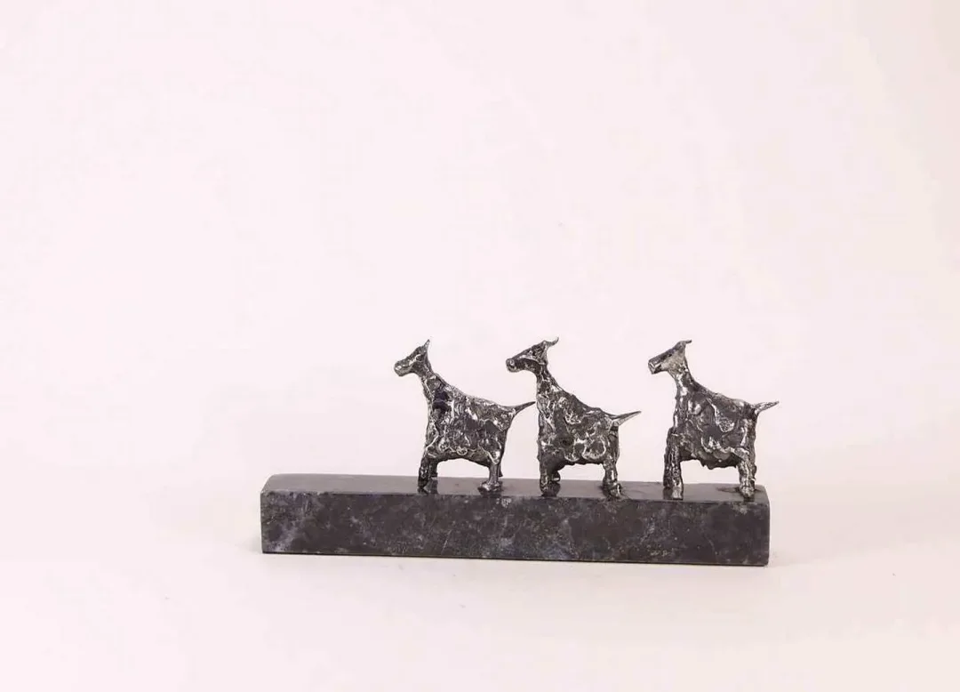 "isimsiz" eseri ÖZER AKTAŞ tarafından 2017 yılında 3x7x15 cm ölçülerinde Demir yontu tekniği ile yapılmıştır.