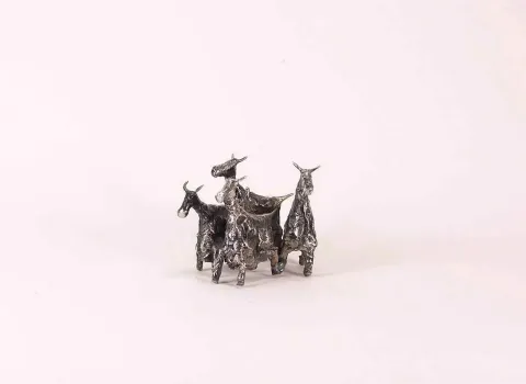 "isimsiz" eseri ÖZER AKTAŞ tarafından 2017 yılında 5x6x7 cm ölçülerinde Demir yontu tekniği ile yapılmıştır.