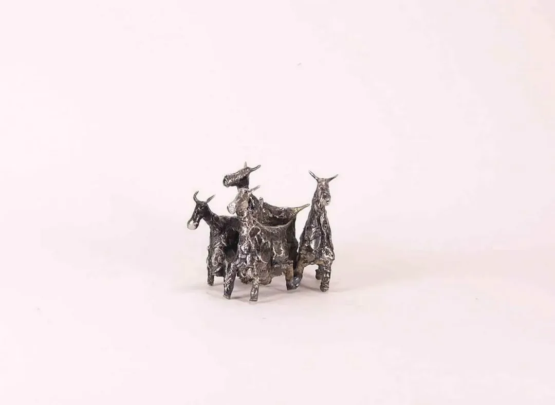 "isimsiz" eseri ÖZER AKTAŞ tarafından 2017 yılında 5x6x7 cm ölçülerinde Demir yontu tekniği ile yapılmıştır.