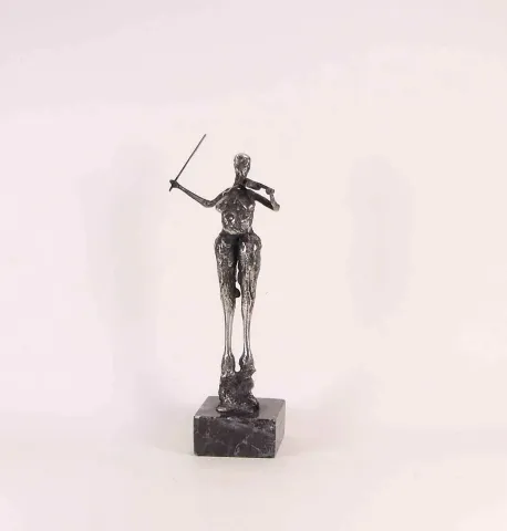 "isimsiz" eseri ÖZER AKTAŞ tarafından 2017 yılında 5x8x18 cm ölçülerinde Demir yontu tekniği ile yapılmıştır.