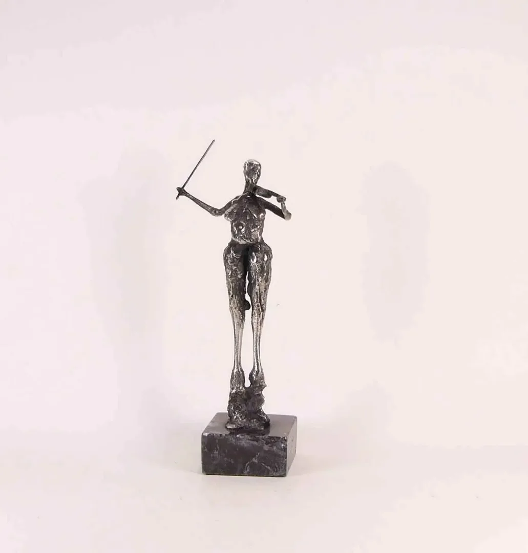 yakınlaştır "isimsiz" eseri ÖZER AKTAŞ tarafından 2017 yılında 5x8x18 cm ölçülerinde Demir yontu tekniği ile yapılmıştır.