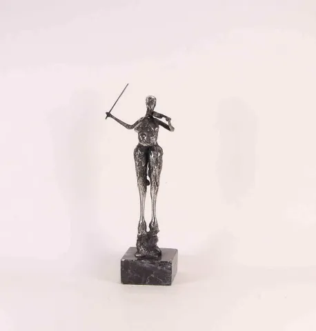 "isimsiz" eseri ÖZER AKTAŞ tarafından 2017 yılında 5x8x18 cm ölçülerinde Demir yontu tekniği ile yapılmıştır.