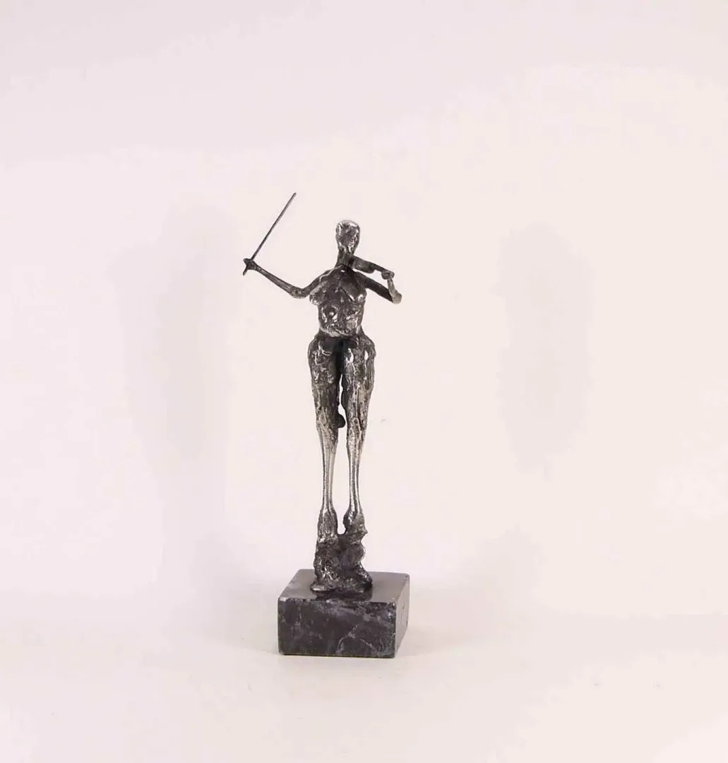 "isimsiz" eseri ÖZER AKTAŞ tarafından 2017 yılında 5x8x18 cm ölçülerinde Demir yontu tekniği ile yapılmıştır.
