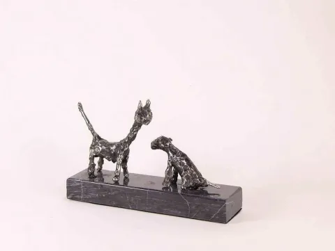 "isimsiz" eseri ÖZER AKTAŞ tarafından 2017 yılında 5x9x15 cm ölçülerinde Demir yontu tekniği ile yapılmıştır.