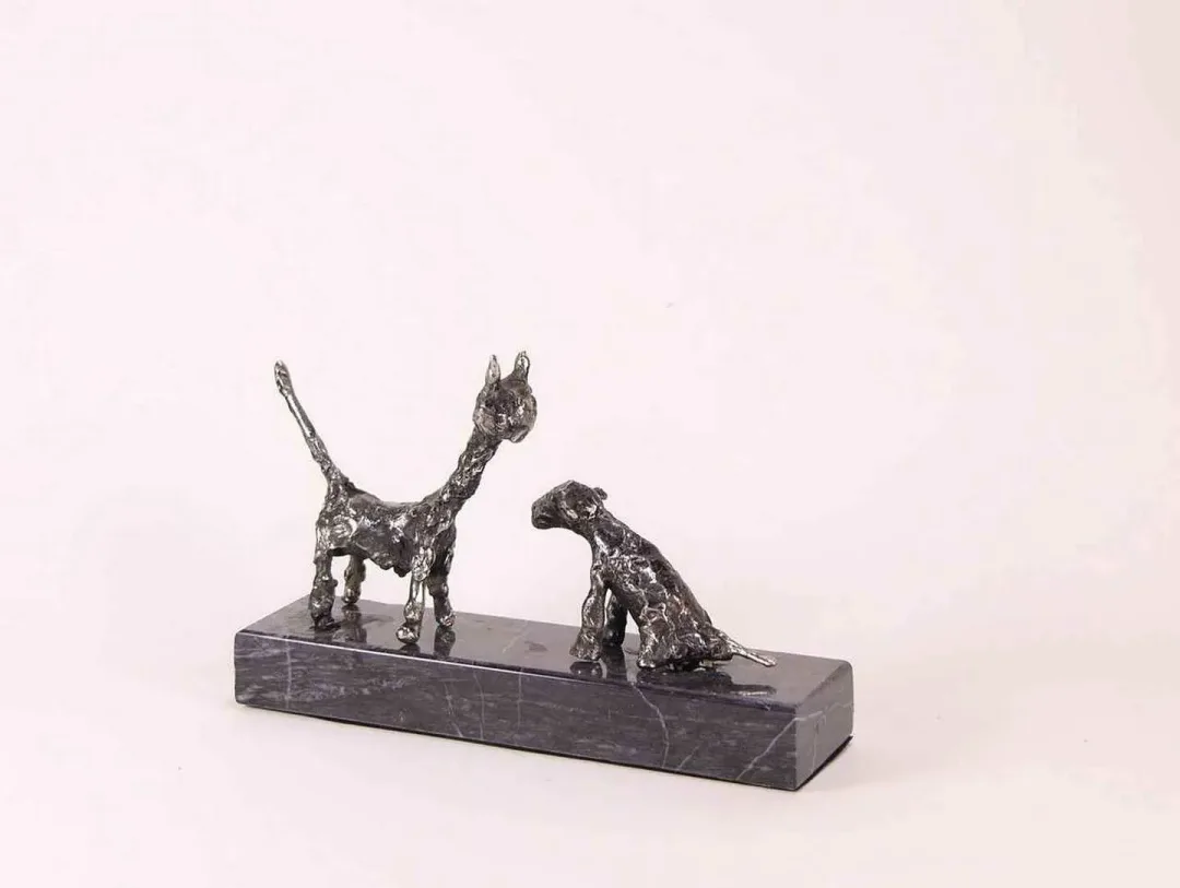 "isimsiz" eseri ÖZER AKTAŞ tarafından 2017 yılında 5x9x15 cm ölçülerinde Demir yontu tekniği ile yapılmıştır.
