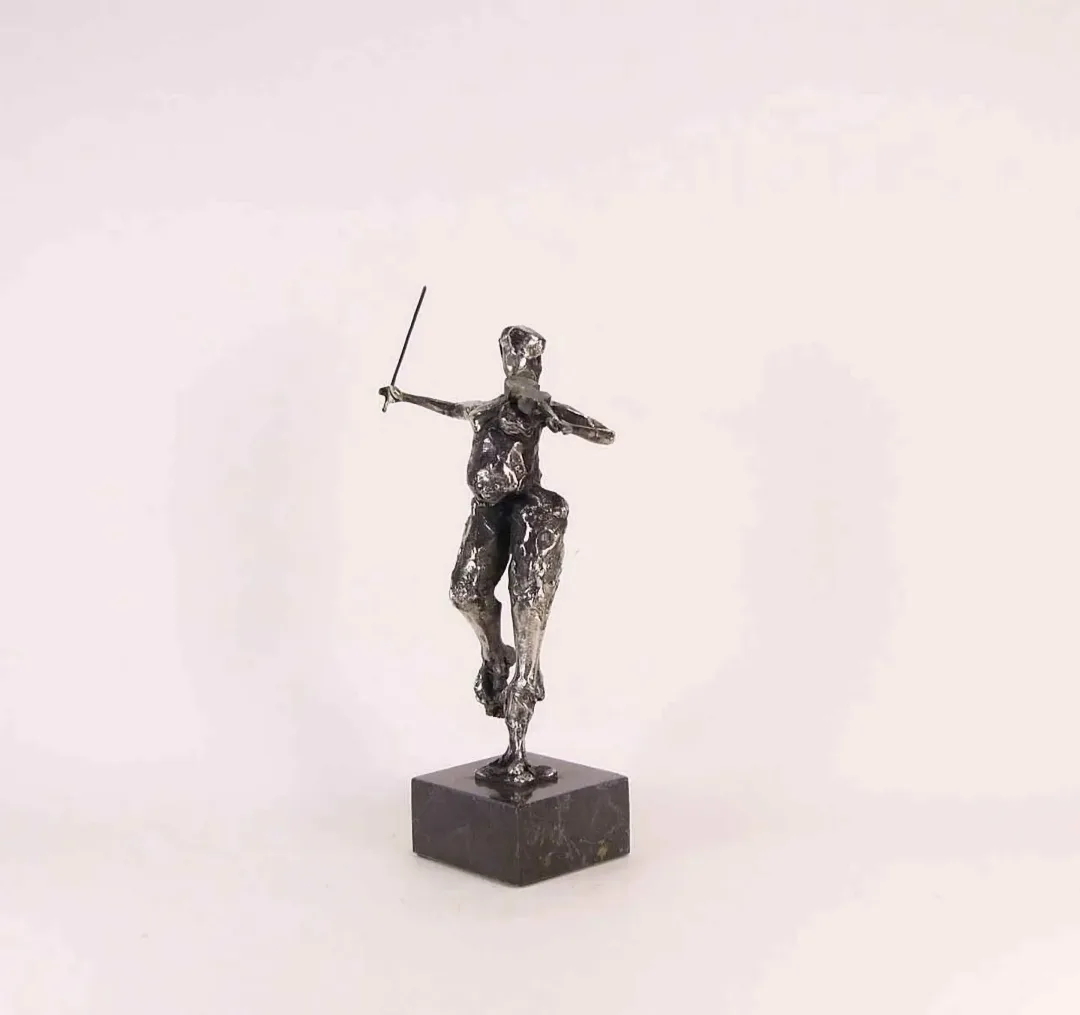 yakınlaştır "isimsiz" eseri ÖZER AKTAŞ tarafından 2017 yılında 5x9x17 cm ölçülerinde Demir yontu tekniği ile yapılmıştır.