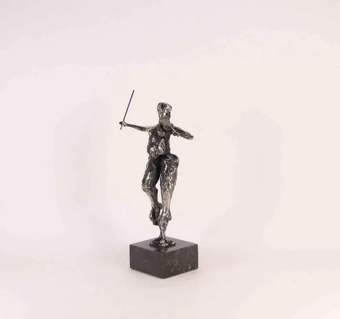 "isimsiz" eseri ÖZER AKTAŞ tarafından 2017 yılında 5x9x17 cm ölçülerinde Demir yontu tekniği ile yapılmıştır.