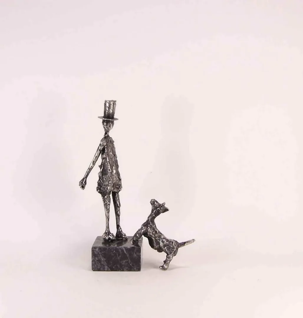 "isimsiz" eseri ÖZER AKTAŞ tarafından 2017 yılında 5x11x16 cm ölçülerinde Demir yontu tekniği ile yapılmıştır.