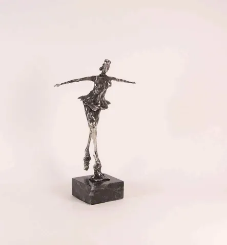 "isimsiz" eseri ÖZER AKTAŞ tarafından 2017 yılında 5x11x17 cm ölçülerinde Demir yontu tekniği ile yapılmıştır.