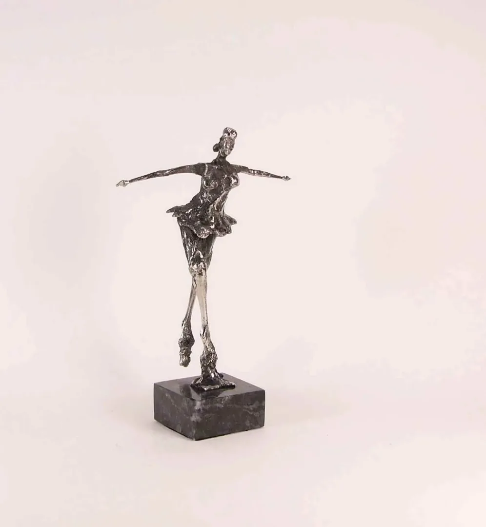 "isimsiz" eseri ÖZER AKTAŞ tarafından 2017 yılında 5x11x17 cm ölçülerinde Demir yontu tekniği ile yapılmıştır.
