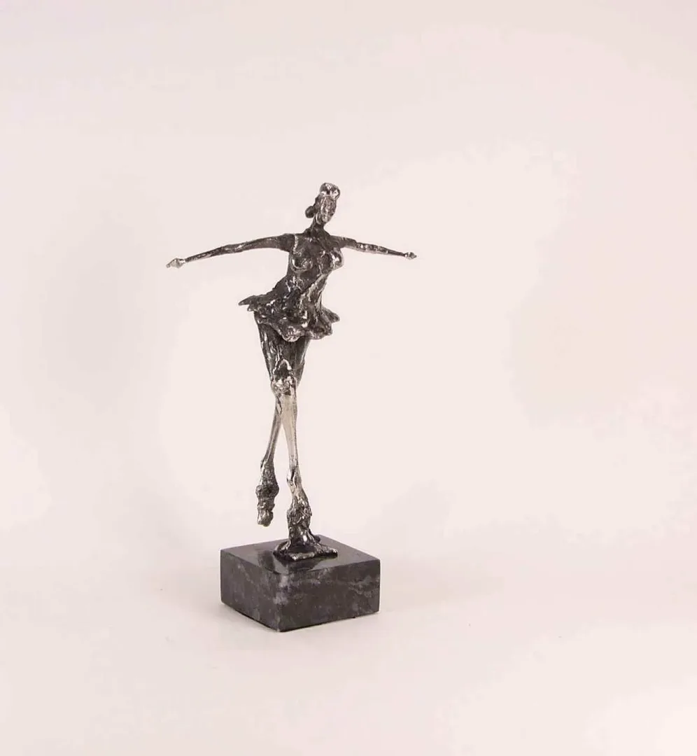 "isimsiz" eseri ÖZER AKTAŞ tarafından 2017 yılında 5x11x17 cm ölçülerinde Demir yontu tekniği ile yapılmıştır.