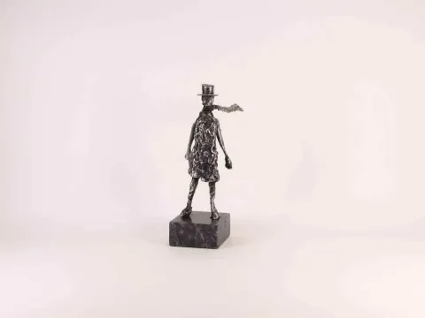 "isimsiz" eseri ÖZER AKTAŞ tarafından 2017 yılında 6x5x15 cm ölçülerinde Demir yontu tekniği ile yapılmıştır.
